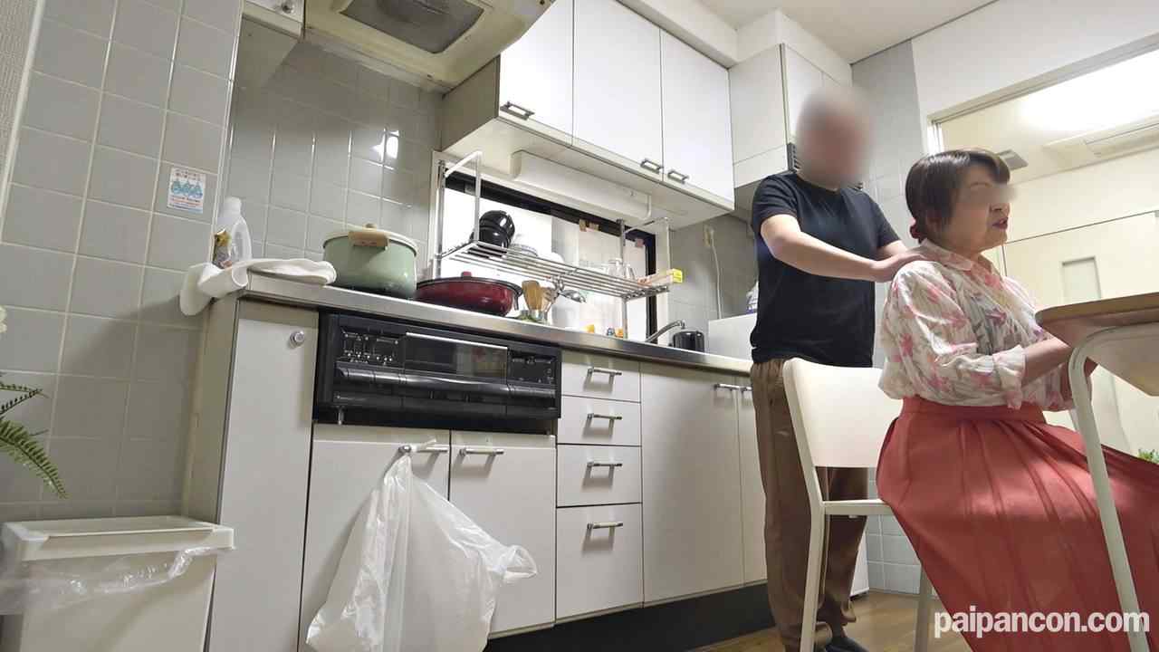 FC2-PPV-2484869 - 1本のおまけ動画あり【無修正ｘ個人撮影】愛奴5号の*親!? 自宅に突然押しかけて、「娘さん不倫してますよ」と報告も不倫相手だとバレて、激エロ還暦超え超熟女を台所で犯して隠し撮りｗ