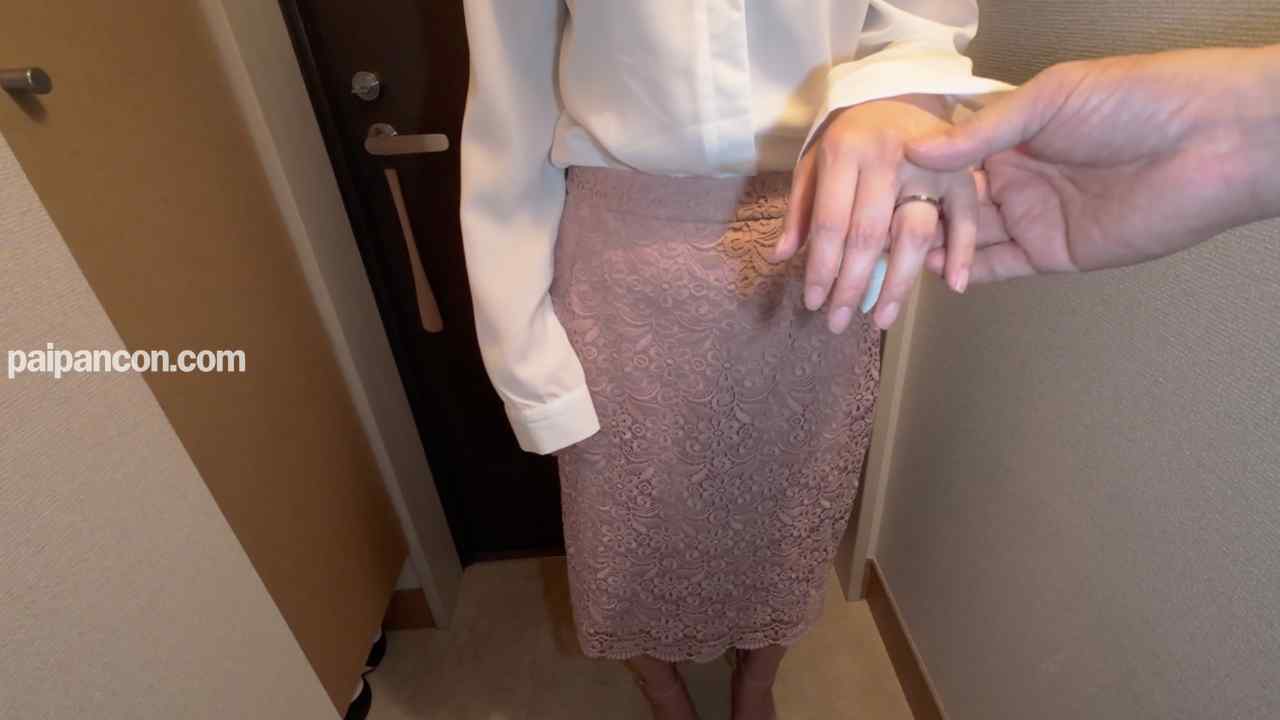 FC2-PPV-4713635 - 友達の奥さん翔子さん初めての貸出プレイ　石川〇〇選手に似てる綺麗な顔立ちをした奥様が洗ってない汗ばんだチ○ポを即尺　ヤリ部屋でも狭いおま○こへズボズボ挿入　お掃除フェラあり thumbnail_2.jpg